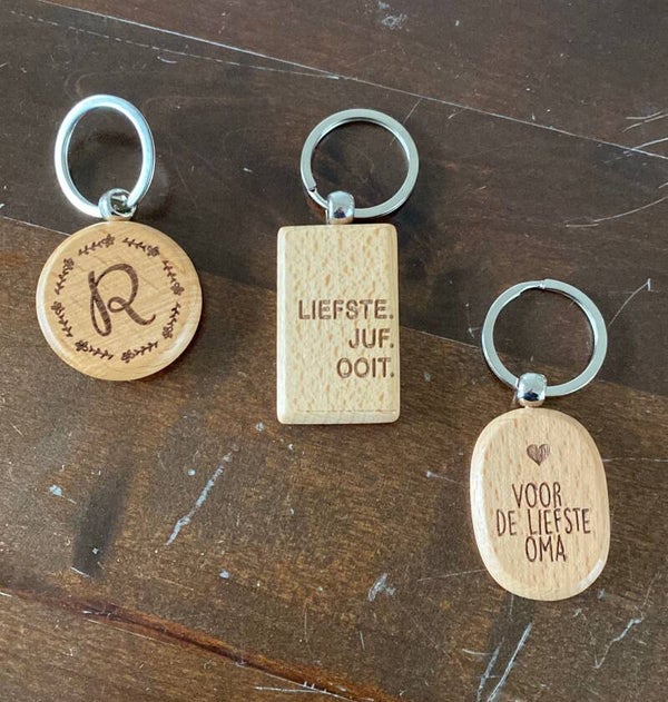 Gepersonaliseerde blank houten sleutelhanger in diverse vormen
