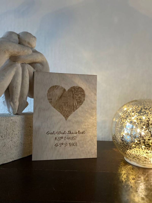 Tekstbordje met coördinaten en een plattegrond gepersonaliseerd