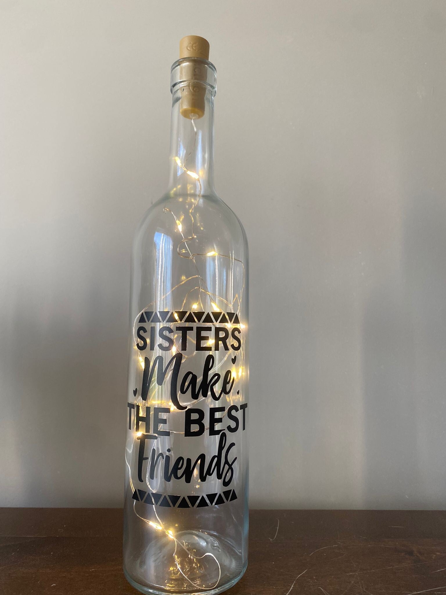 Lichtfles met tekst: "Sisters make the best friends"