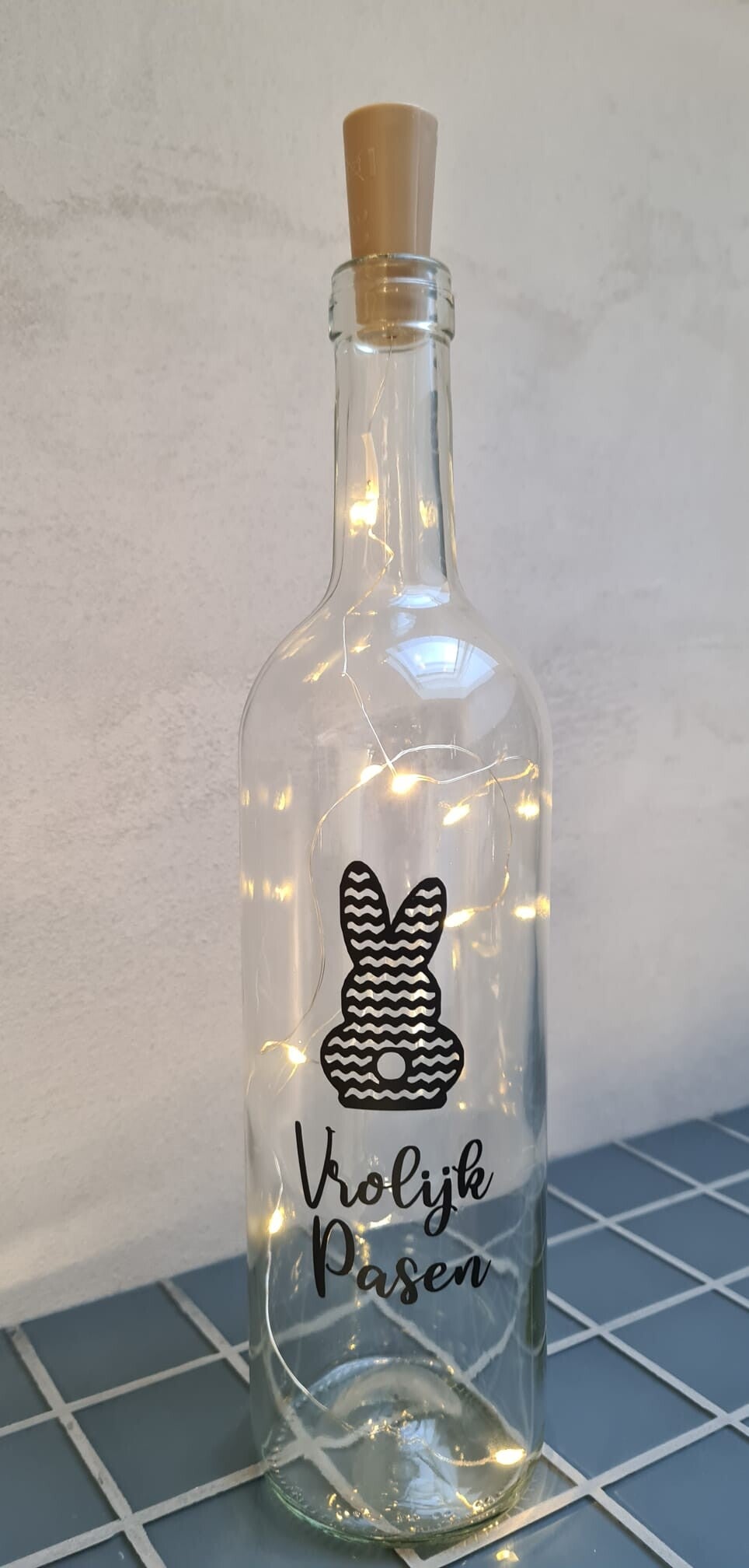 Lichtfles met tekst:"Vrolijk Pasen"