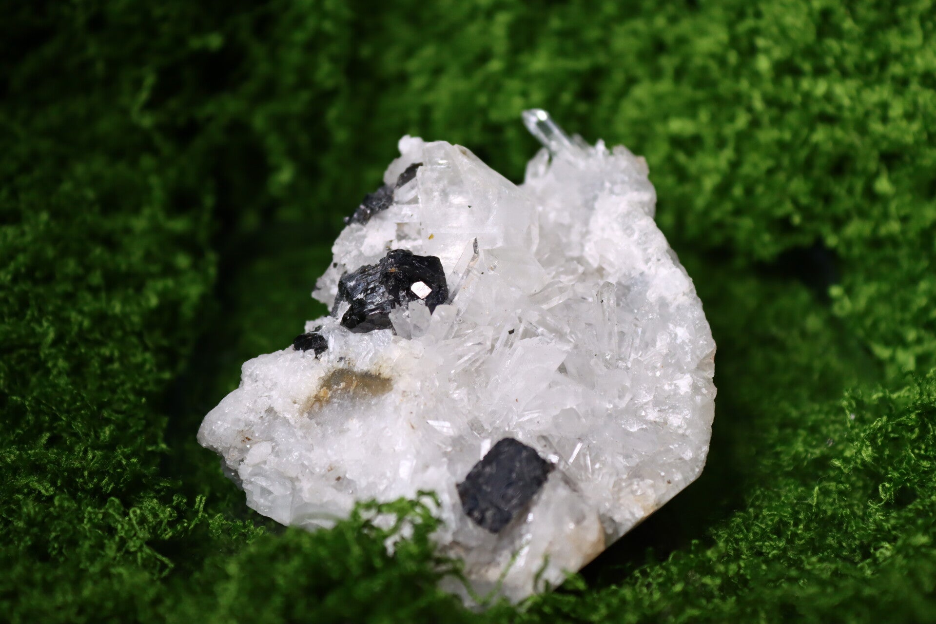 Witte Kwarts met Sphaleriet