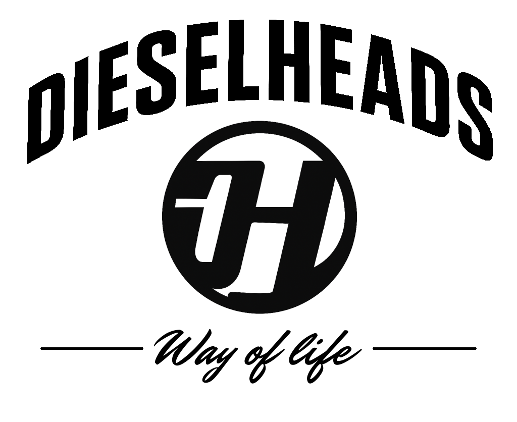 Minimalistisch DieselHeads-logo met een krachtig DH-monogram in een ronde vorm. Het zwarte embleem staat voor de DieselHeads way of life: trucks, diesel, vrijheid en het leven op de weg. Een herkenbaar beeldmerk voor echte chauffeurs en liefhebbers van tr