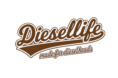 Diesellife-logo met de slogan ‘Made for Dieselheads’. Een stoer truckerswear-ontwerp voor echte vrachtwagenchauffeurs en liefhebbers van diesel, trucks en het leven op de weg.