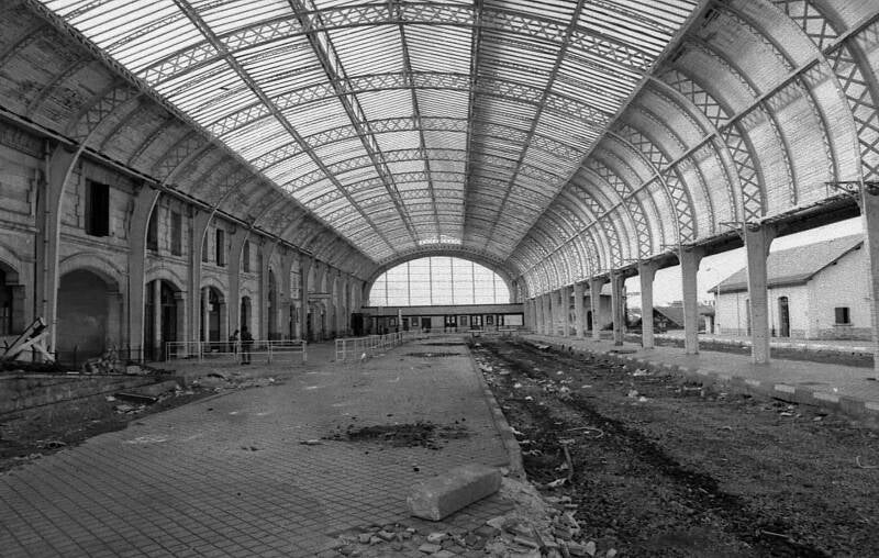À partir de 1980, le bâtiment, privé de son activité ferroviaire, sombre dans l’abandon et reste déserté pendant près d’une décennie.