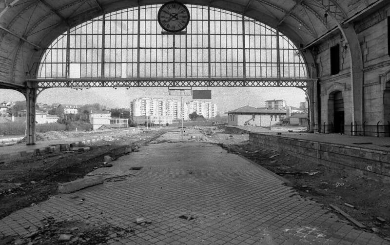 À partir de 1980, le bâtiment, privé de son activité ferroviaire, sombre dans l’abandon et reste déserté pendant près d’une décennie.
