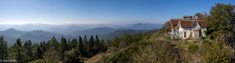 La maison d'été au sommet de l'Aizkolegi
