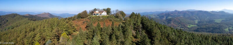 La maison d'été au sommet de l'Aizkolegi