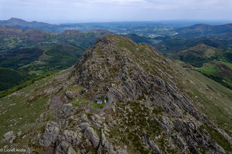 Dominant fièrement la vallée du Baztan et une partie du Labourd, l’Alkurruntz (934 m) s’impose comme l’un des sommets les plus emblématiques de la région.