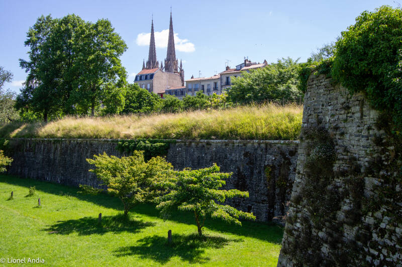 Bayonne remparts Lachepaillet et la cathédrale Sainte-Marie