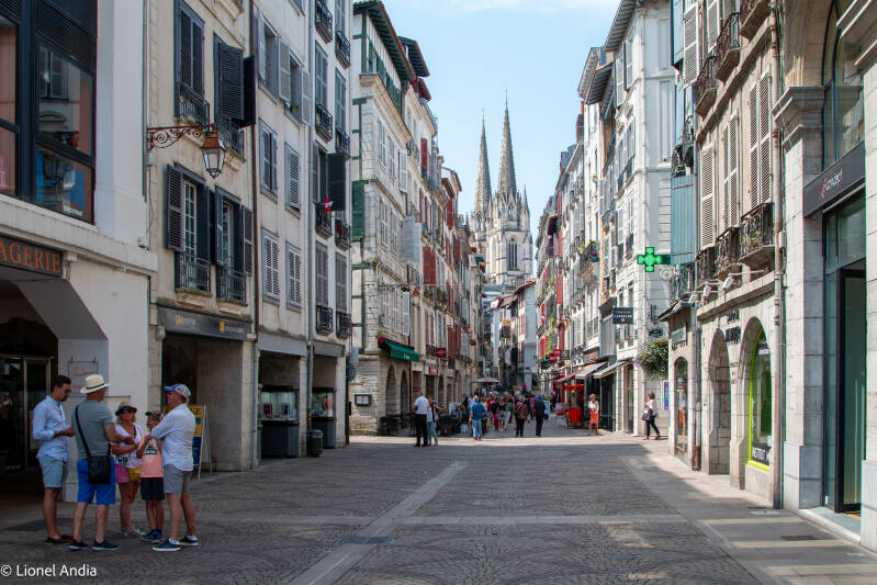 La rue Port Neuf ses maison à arcades et la cathédrale Sainte-Marie