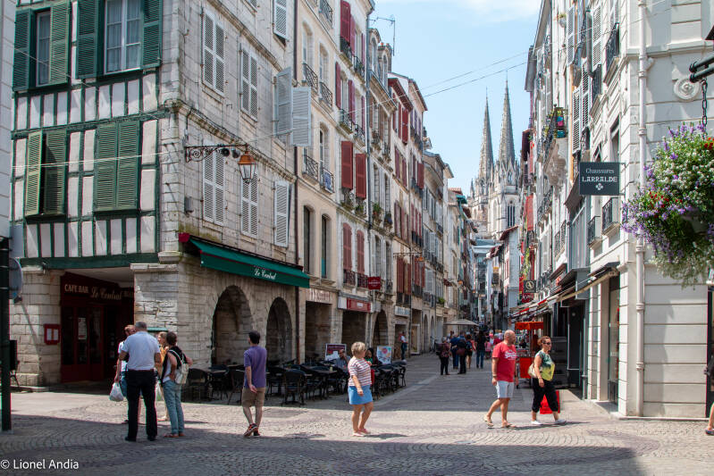 La rue Port Neuf ses maison à arcades et la cathédrale Sainte-Marie