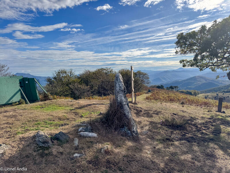 Bidangoko Gaña, un menhir au cœur d'un cromlech