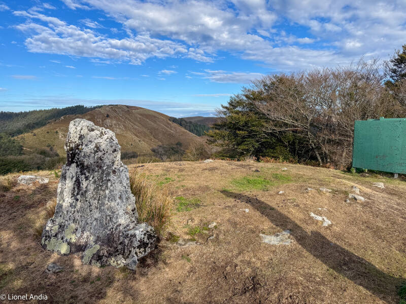 Bidangoko Gaña, un menhir au cœur d'un cromlech