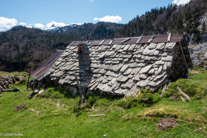 Toit et cheminée typiques de l’ancienne cabane de Ligoleta