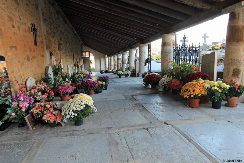 Le cimetière préau de l'église de La Bastide-Clairence