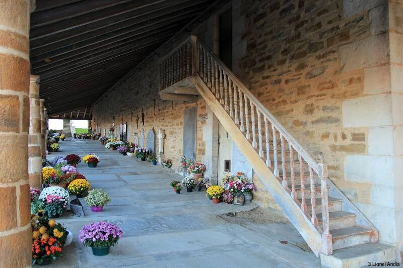Le cimetière préau de l'église de La Bastide-Clairence