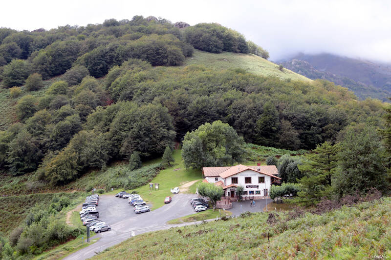 Le col d'Ispéguy, la crête au pied du rocher