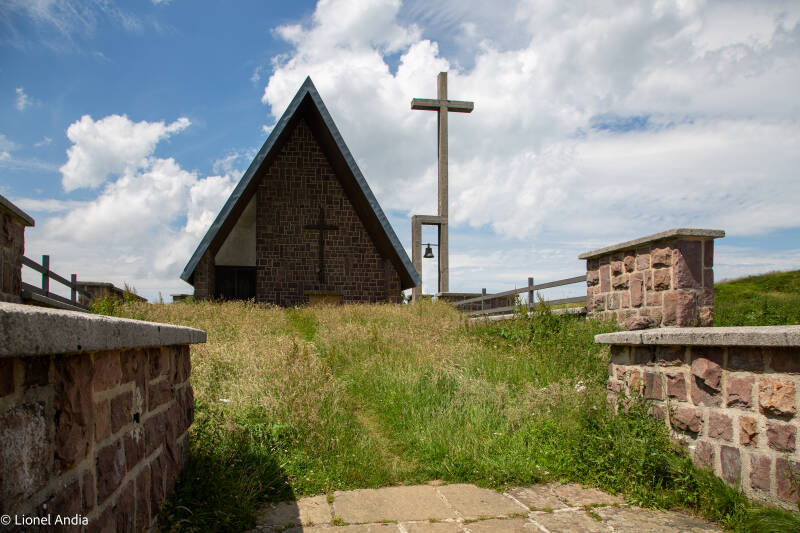 Cette chapelle moderne, inaugurée en 1965, a été construite à proximité de l'ancienne chapelle de San Salvador de Ibañeta, fondée en 1127, dont il ne reste que des vestiges.