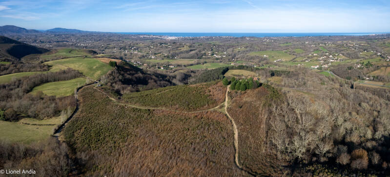 La colline domine la Nivelle tout en offrant une vue étendue sur les reliefs environnants.