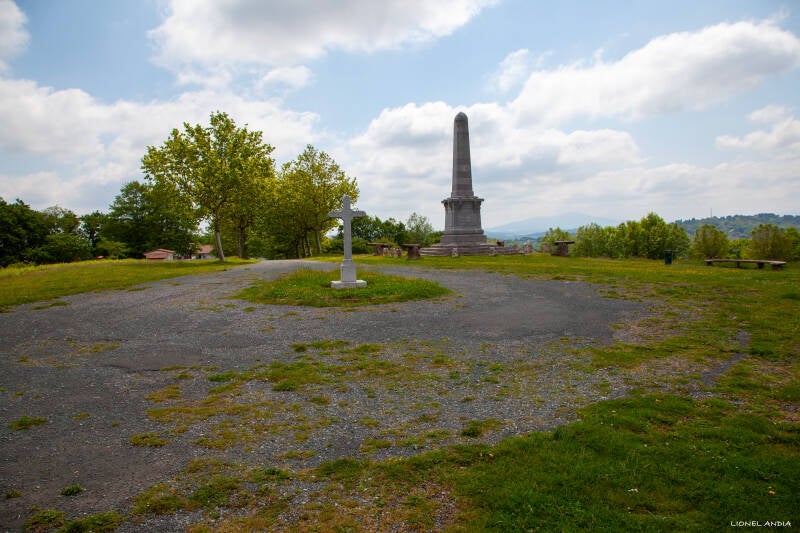 La Croix et l'obélisque de Mouguerre