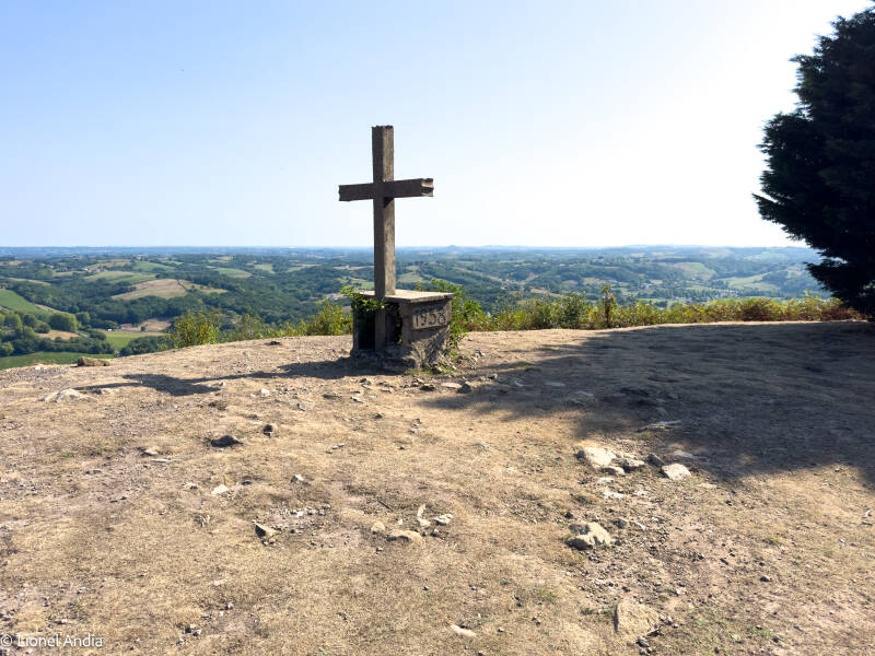 Le cromlech et la croix de Sainte-Barbe