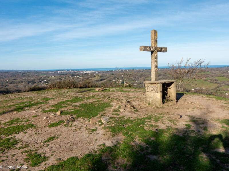 Le cromlech et la croix de Sainte-Barbe