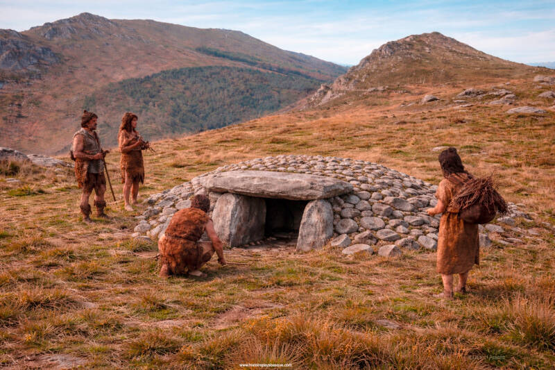 Reconstitution du coffre dolménique d’Altsaan, au pied de la Rhune, sur la commune de Sare.