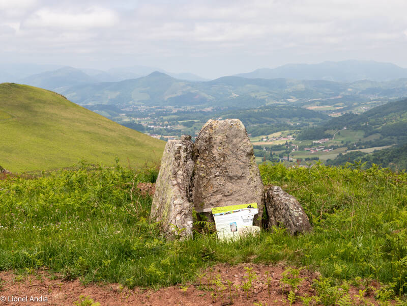 Le dolmen d'Armiague et la vallée d'Hergaray