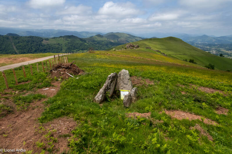 Le dolmen d'Armiague sur le bord de la route reliant Mendive à Ahusquy