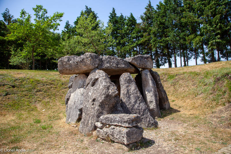 Le dolmen d’Aizkomendi à San Millán-Donemiliaga, en Álava