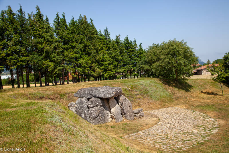 Le dolmen d’Aizkomendi à San Millán-Donemiliaga, en Álava
