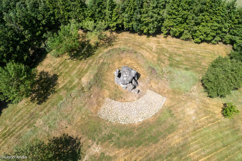 Le dolmen d’Aizkomendi à San Millán-Donemiliaga, en Álava