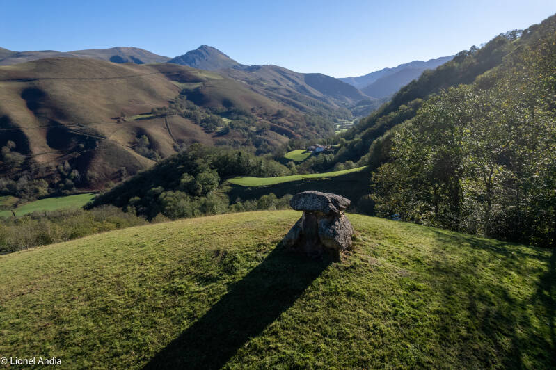 Le dolmen de Gasteynia à Mendive