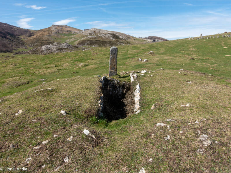 Le Dolmen du Col d’Organbide et la borne frontière 212