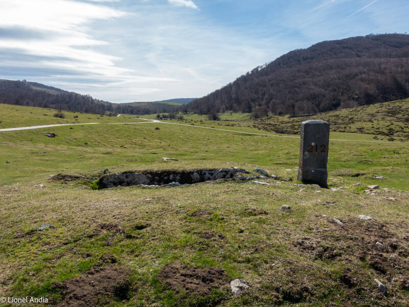 Le Dolmen du Col d’Organbide et la borne frontière 212