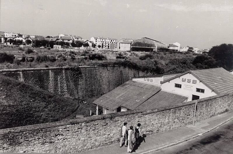À partir de 1980, le bâtiment, privé de son activité ferroviaire, sombre dans l’abandon et reste déserté pendant près d’une décennie.