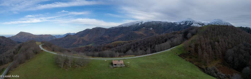 La route de l'ancienne base et le massif du Gorramendi en 2025