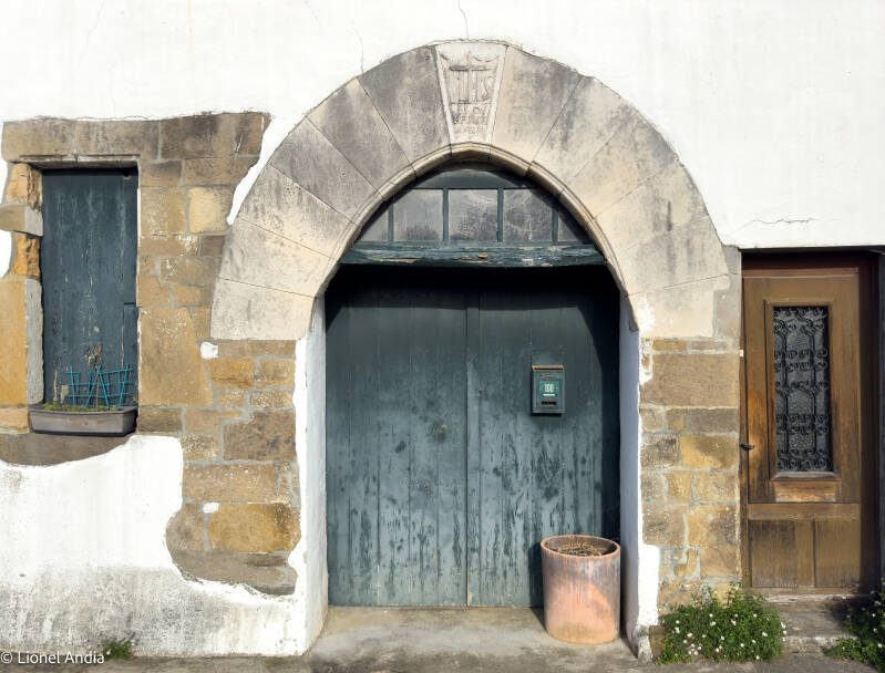 IHS sur un linteau de maison à Espelette