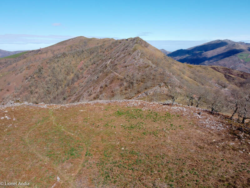 Le mur de défense de Larrango et le massif de Larla.