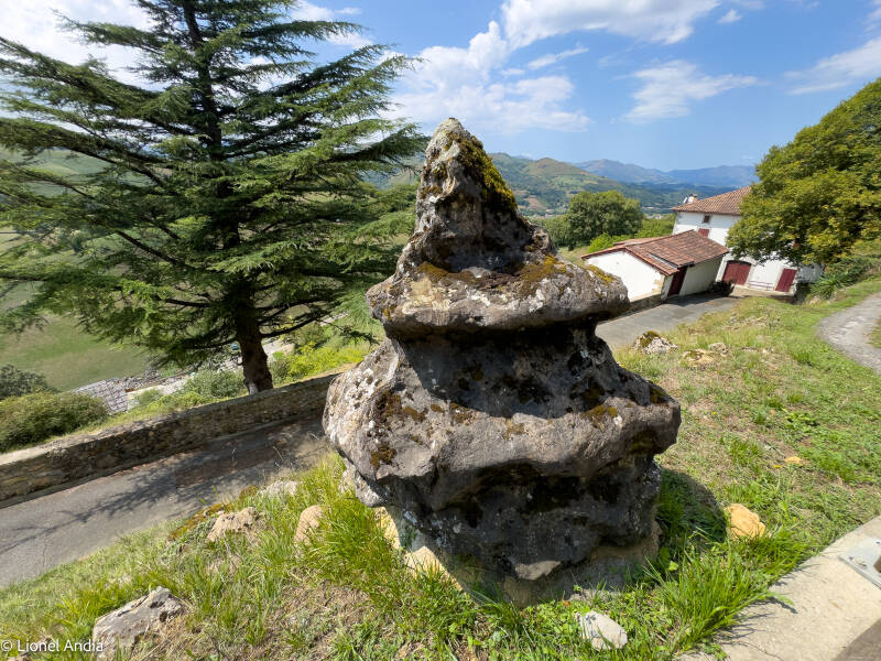 Le mystérieux rocher anthropomorphe de Béhorléguy