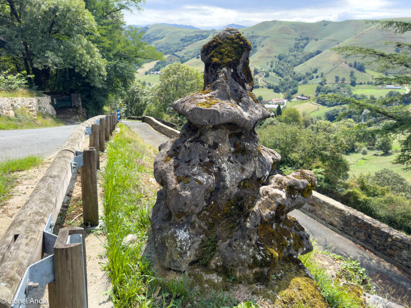 Le mystérieux rocher anthropomorphe de Béhorléguy
