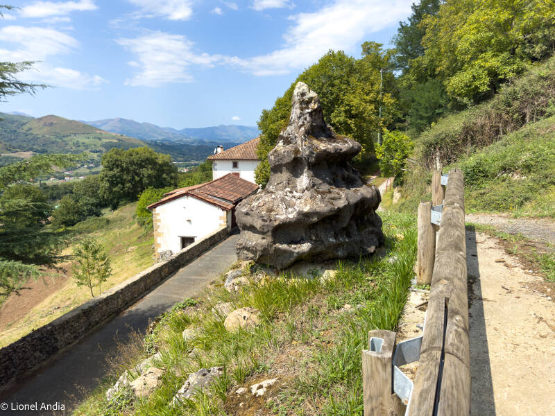Le mystérieux rocher anthropomorphe de Béhorléguy