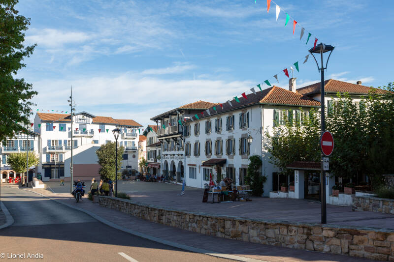 La place du village d'Ascain et son fronton