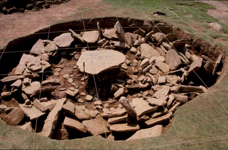 Structure du cromlech durant les fouilles au col de Méatché (Itxassou) - photo Jacques Blot