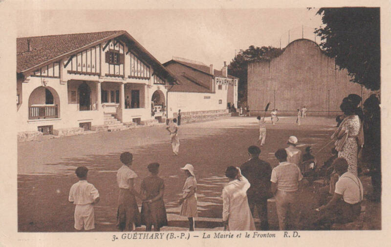 La mairie et le fronton de Guéthary dans les années 1930