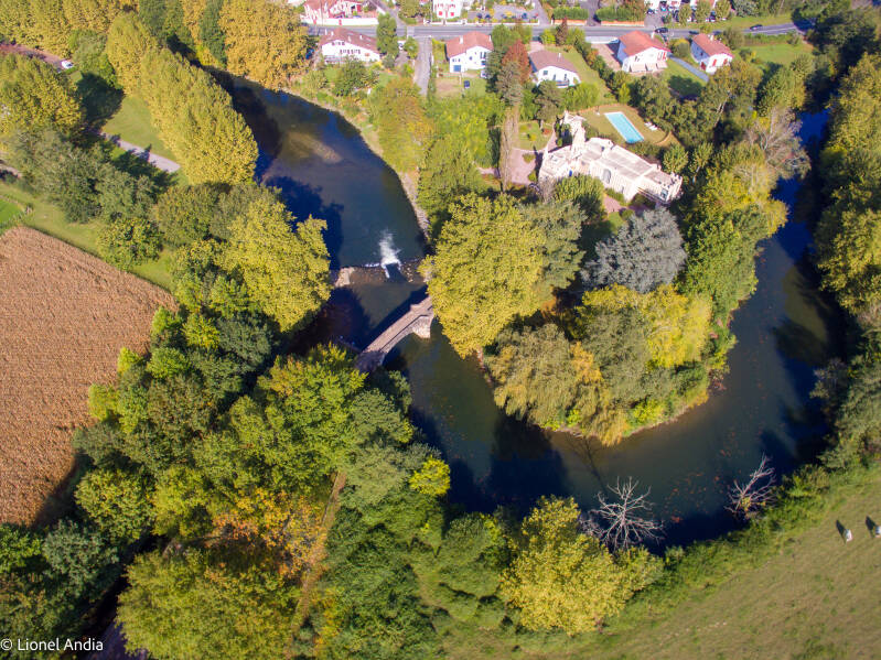 Ascain, le pont Romain, la Nivelle et la maison des fous