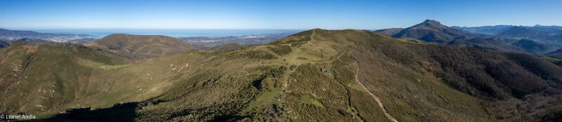 Panoramique sur le Xoldokogaina, le Mandalé et la Rhune