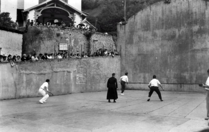 Partie de pelote sur le fronton d'Arnéguy dans les années 1950