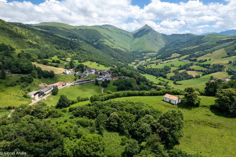 Le village et le Pic de Béhorléguy