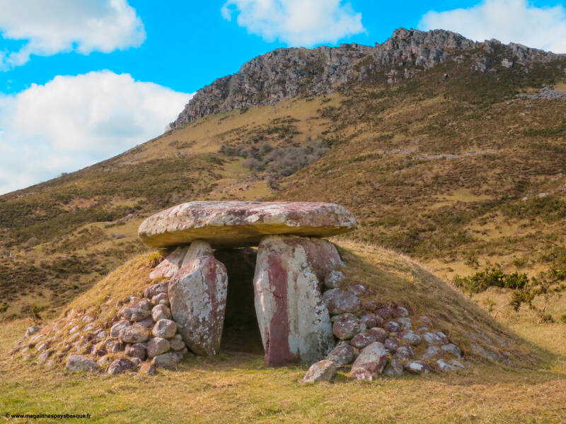 Reconstitution du dolmen de Sorohaundi tel qu’il pouvait se présenter à l’époque de sa construction, il y a plusieurs millénaires.